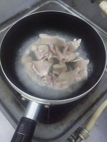 20130613-会社で料理-玉ねぎのトロトロ煮を転用して肉豆腐-01-肉をゆでる.jpeg