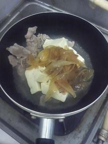 20130613-会社で料理-玉ねぎのトロトロ煮を転用して肉豆腐-02-豆腐と玉ねぎを入れる.jpeg
