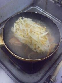 20130614-会社で料理-鶏の南蛮漬けを使った酸辣湯風あんかけ豆腐ステーキ-03-冷凍モヤシを入れる.jpeg
