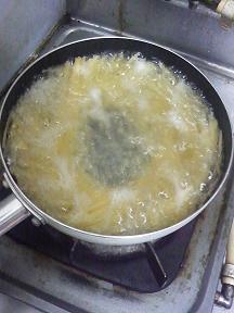 20130619-会社で料理-特売のエリンギでクレイジーソルトパスタ-01-麺を茹でる.jpeg