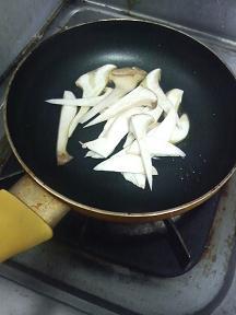 20130619-会社で料理-特売のエリンギでクレイジーソルトパスタ-03-エリンギを炒める.jpeg