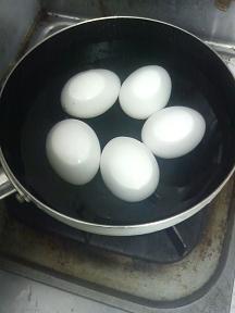 20130626-会社で料理-鶏ハムと白菜漬けの出来は？-05-ゆで卵を作る.jpeg
