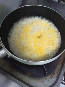 20130627-会社で料理-雑炊以外は昨日と同じ-02-卵を入れる.jpeg