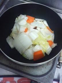 20130628-会社で料理-さあどうしよう？多すぎた麻婆白菜-01-野菜を炒める.jpeg
