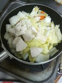 20130628-会社で料理-さあどうしよう？多すぎた麻婆白菜-03-スープと肉を入れる.jpeg