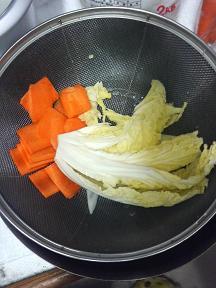 20130630-会社で料理-２回目の白菜漬け-01-野菜を用意.jpeg