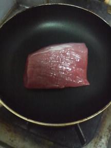 20130701-会社で料理-予定外に寂しくなった豚ヒレソテーバジルソース-04-肉を焼く.jpeg