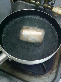 20130701-会社で料理-予定外に寂しくなった豚ヒレソテーバジルソース-05-豚を煮る.jpeg