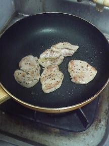 20130701-会社で料理-予定外に寂しくなった豚ヒレソテーバジルソース-08-肉を焼く.jpeg