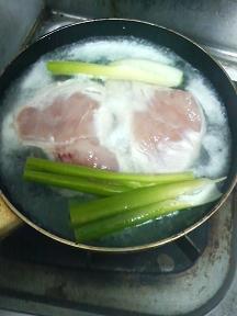 20130707-会社で料理-休日出勤なので料理の下拵え-07-鶏を茹でる.jpeg