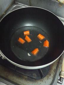 20130710-会社で料理-チキンのトマトソース煮とバターライス-03-人参を煮る.jpeg