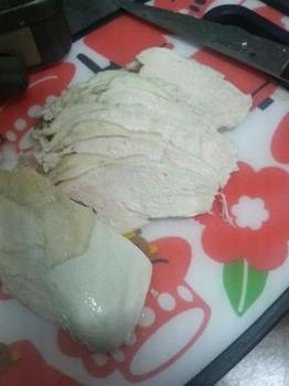 20140709-会社で料理-茹で鶏を使ったクレイジーソルトスパゲティ-03-茹で鶏を切る.jpeg