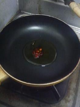 20140709-会社で料理-茹で鶏を使ったクレイジーソルトスパゲティ-04-油を用意.jpeg