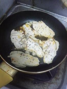 20140709-会社で料理-茹で鶏を使ったクレイジーソルトスパゲティ-05-鶏を焼く.jpeg