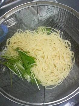 20140709-会社で料理-茹で鶏を使ったクレイジーソルトスパゲティ-06-スパゲティを上げる.jpeg