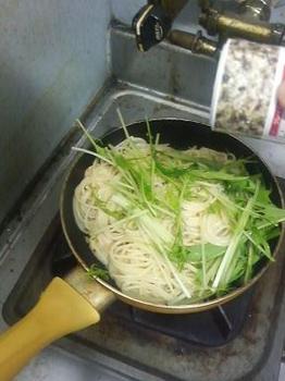20140709-会社で料理-茹で鶏を使ったクレイジーソルトスパゲティ-07-スパゲティを和える.jpeg