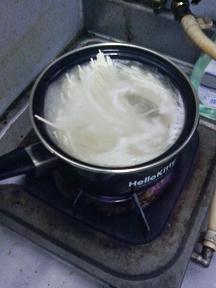 20140710-会社で料理-茹で鶏の出汁を使ったすき焼き風うどん-01-うどんを茹でる.jpeg