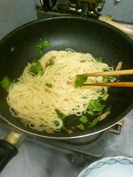 20150408-会社で料理-リベンジでぺペロン風にしたわさび菜スパゲティ-04-麺を炒める.jpeg